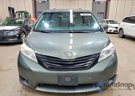 2014 Toyota Sienna Le z USA, uszkodzony, nr VIN 5TDKK3DC2ES413194